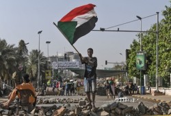 "عسكري" السودان: لا فض للاعتصام ونتعامل بحزم خارجه