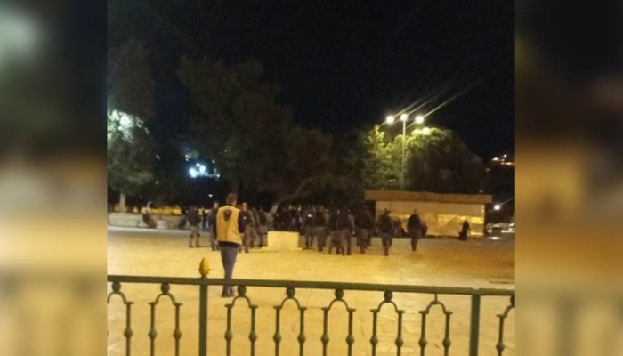قوات الاحتلال تقتحم المسجد الأقصى وتخرج المعتكفين بالقوة