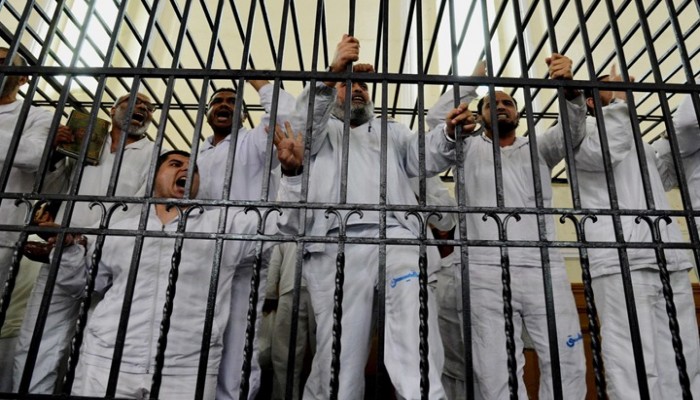 عقوبات جماعية لمن يقدم مساعدات لأسر المعتقلين بمصر