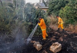 الحر وأعياد اليهود تتسبب بحرائق كبيرة ونتنياهو يطلب النجدة