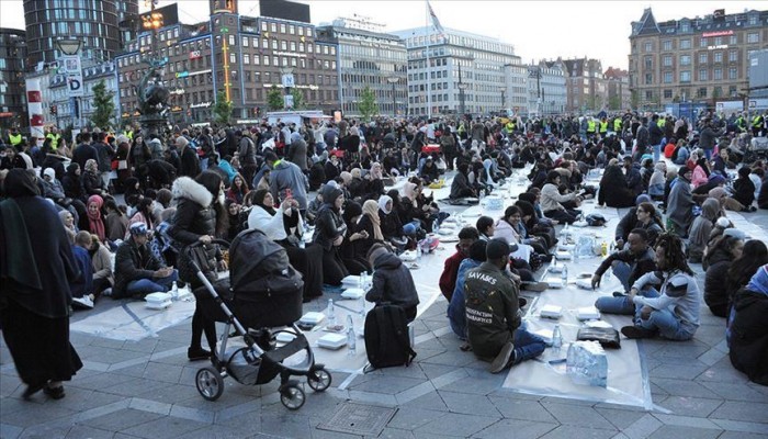 مجموعة يمينية متطرفة بالدنمارك تحرق نسخة من القرآن