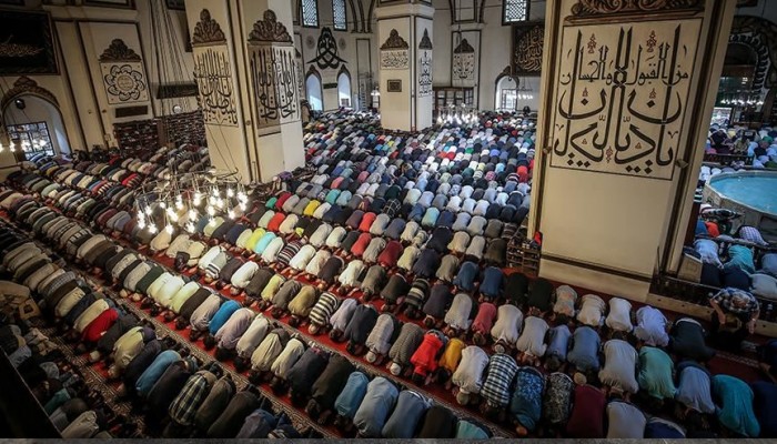 مساجد تركيا تكتظ بملايين المصلين في عيد الفطر