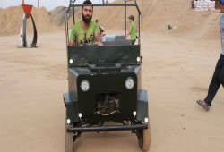شاب فلسطيني أصيب بمسيرات العودة يصنع سيارة بيديه لتعينه على الحركة