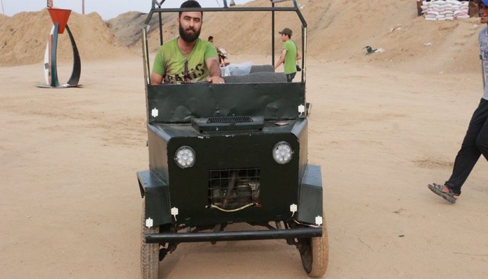 شاب فلسطيني أصيب بمسيرات العودة يصنع سيارة بيديه لتعينه على الحركة