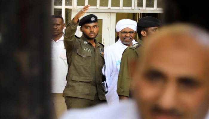 أول ظهور منذ الإطاحة به.. البشير أمام نيابة مكافحة الفساد