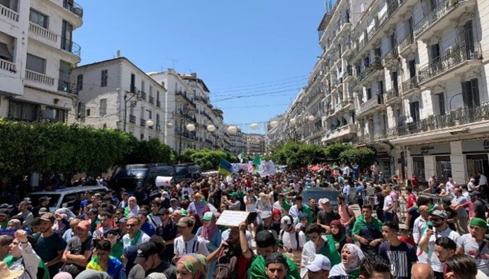 مظاهرات طلابية في الجزائر ترحب باستقالة بوشارب (شاهد)