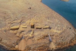 انحسار المياه بالعراق يكشف عن حضارة قديمة غامضة