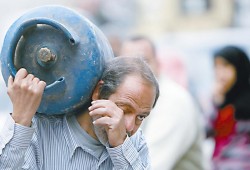 نشطاء: زيادات أسعار الوقود جريمة بحق الشعب المصري