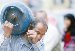 نشطاء: زيادات أسعار الوقود جريمة بحق الشعب المصري