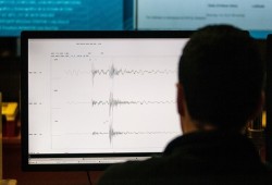 زلزال بقوة 6.9 درجة يهز شرق إندونيسيا وتحذير من تسونامي