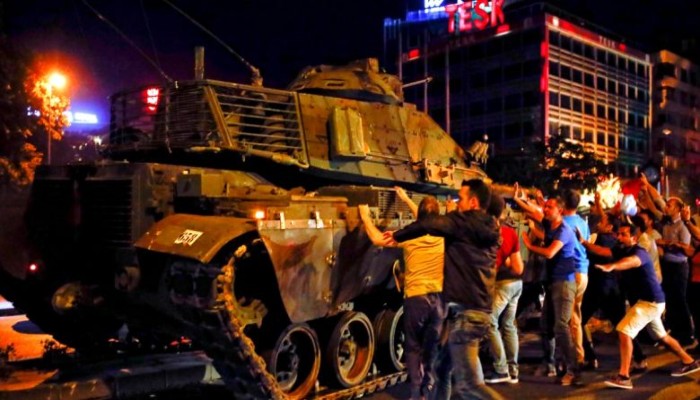 عروض فنية متزامنة بلندن واسطنبول تجسّد التصدي للانقلابيين