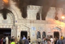 حريق ضخم يشب في المسجد الحسيني.. الأقدم في الأردن