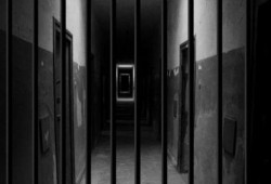 تصاعد الانتهاكات بحق المعتقلين بـ”العقرب” لإجبارهم على إنهاء الإضراب