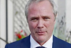 سكاي نيوز: زعيم حزب بريطاني يطالب بمنع توزيع القرآن