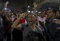 سوريون يهتفون لمصر.. "نحنا معاكي عالموت"