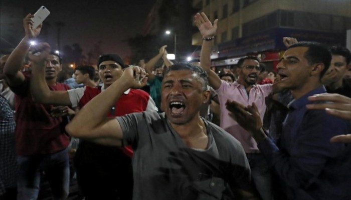 سوريون يهتفون لمصر.. "نحنا معاكي عالموت"