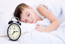 8 أغذية تساعد الطفل على النوم بهدوء