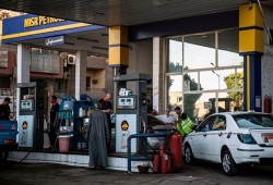 "صدمة البنزين" تثير غضب المصريين.. ونشطاء: "استخفاف"