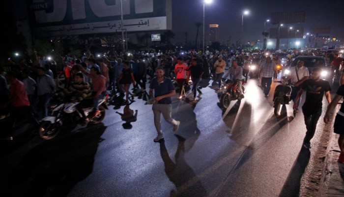 "علي" يدعو المصريين للتظاهر الليلة فوق أسطح المنازل