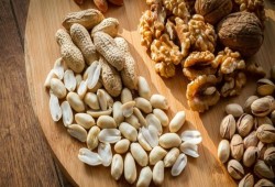 المكسرات تحميك من زيادة الوزن