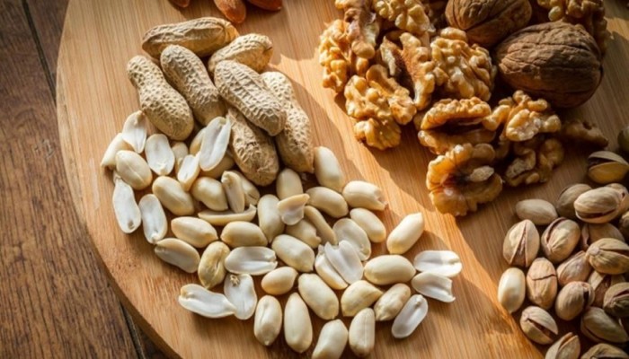 المكسرات تحميك من زيادة الوزن