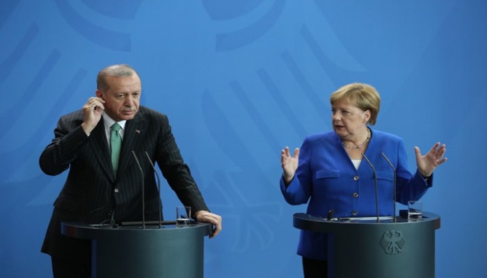 ميركل وماكرون يطالبان أردوغان وقف "نبع السلام" فورا