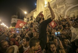 تونسيون يهتفون ضد السيسي خلال احتفال بفوز سعيد