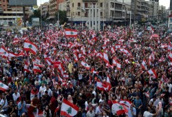 مظاهرات متواصلة لليوم الرابع بلبنان.. الحريري يطرح ورقة اقتصادية وجعجع يطالب الحكومة بالاستقالة