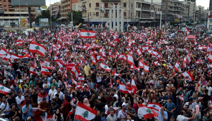 مظاهرات متواصلة لليوم الرابع بلبنان.. الحريري يطرح ورقة اقتصادية وجعجع يطالب الحكومة بالاستقالة