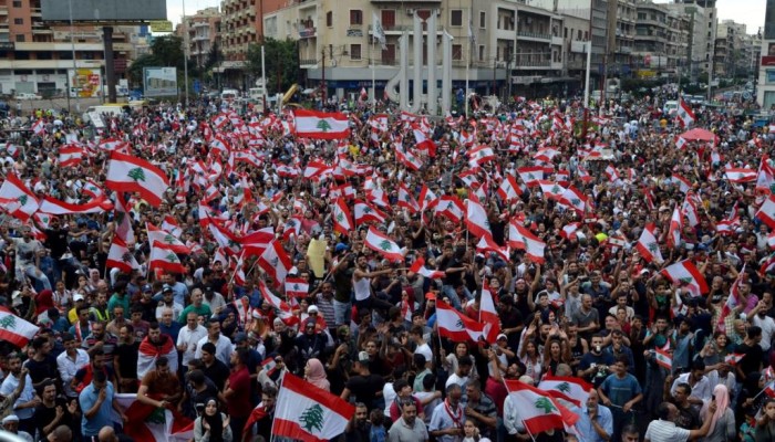 مظاهرات متواصلة لليوم الرابع بلبنان.. الحريري يطرح ورقة اقتصادية وجعجع يطالب الحكومة بالاستقالة