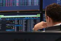 وفرة المعروض تهبط بأسعار النفط.. والذهب يتراجع