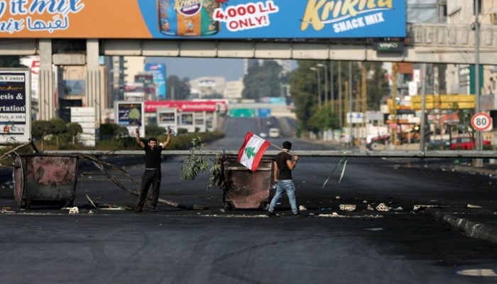 رغم الوعود.. تظاهرات لبنان مستمرة ودعوات لفتح الطرق