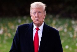 رغم اعتراض "البنتاغون".. ترامب يعفو عن ضباط متهمين بجرائم حرب