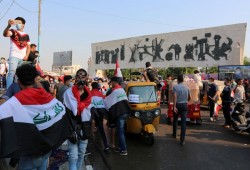 العراق.. مجهولون يطعنون 12 متظاهرا بساحة التحرير وسط بغداد