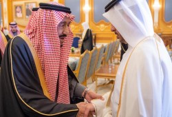 الملك سلمان يستقبل وفد قطر بالضحك والابتسامات
