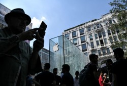 "أبل" تستعد لطرح أرخص هواتف "آيفون" وخشية من "كورونا"