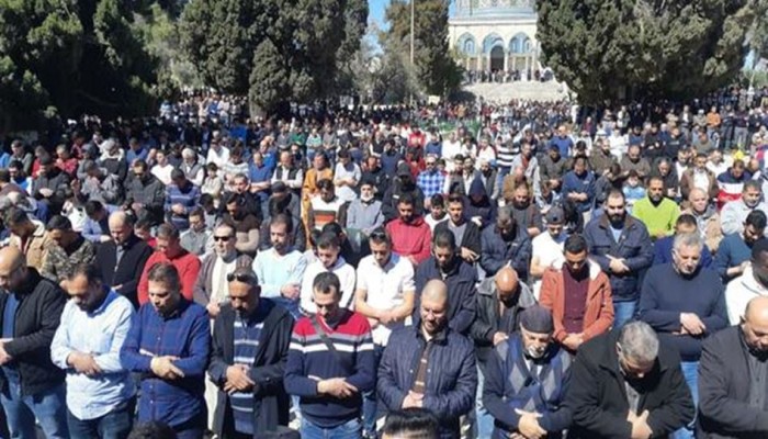 20 ألفًا يؤدون الجمعة في الأقصى