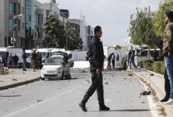 مقتل شرطي وجرح أربعة في تفجير قرب السفارة الأميركية بتونس