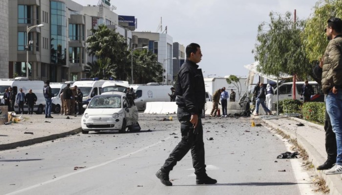 مقتل شرطي وجرح أربعة في تفجير قرب السفارة الأميركية بتونس