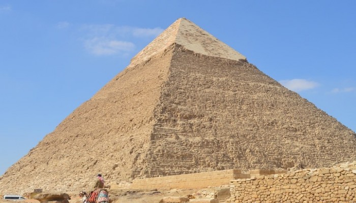 انتحار شاب مصري بإلقاء نفسه من أعلى هرم "خفرع"