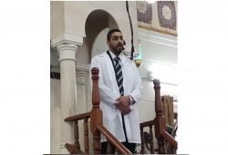 خطبة جمعة غير تقليدية في فلسطين يؤديها طبيب