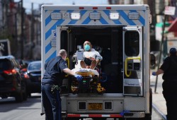 سجال بين ترامب وحاكم نيويورك حول تخفيف إجراءات الحظر