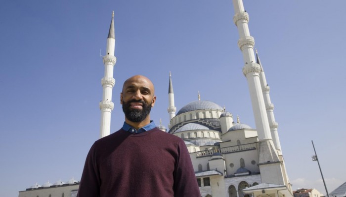 "لن يسألني الله عن عدد أهدافي بكرة القدم".. كانوتيه يجمع تكاليف بناء مسجد بإشبيلية