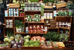 الصحة العالمية: لا دليل على انتقال كورونا عبر المواد الغذائية