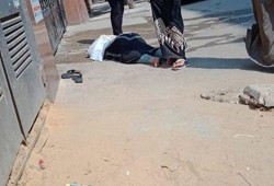 سيدة مصابة بكورونا ملقاة أمام مستشفى حكومي يرفض إدخالها