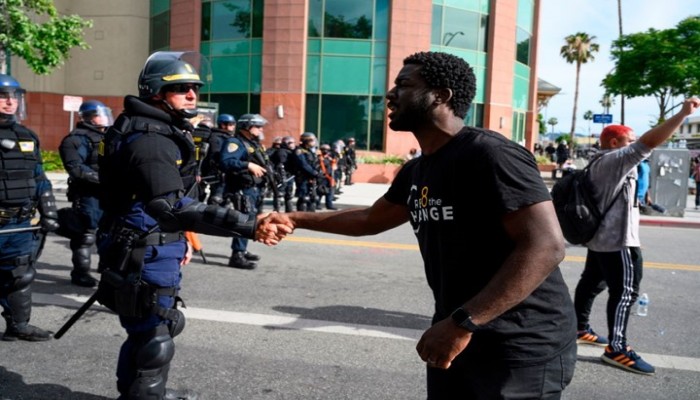 شرطة لوس أنجلوس تتضامن مع فلويد بطريقة مثيرة
