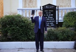 التدين على طريقة ترامب.. توظيف سياسي وحسابات انتخابية