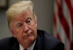 نيويورك تايمز: حلفاء ترامب "المحاصر داخليا" يتخلون عنه