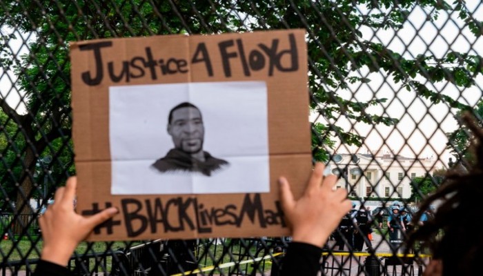 فيديو جديد لاعتقال الشرطة أمريكيا أسود بذات طريقة فلويد