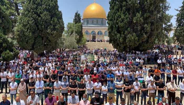 بعد إ‘ادة فتحه.. عشرات الآلاف يؤدون صلاة الجمعة في المسجد الأقصى